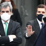 El presidente del Consejo General del Poder Judicial, Carlos Lesmes; y el líder del PP, Pablo Casado; al finalizar el acto con motivo del 40 aniversario del 23 de febrero de 1981 celebrado en el Salón de Pasos Perdidos del Congreso de los Diputados