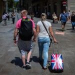 Una pareja de turistas británicos caminan por el centro de Barcelona