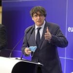 El eurodiputado de JxCat y expresidente de la Generalitat, Carles Puigdemont, durante una rueda de prensa en la que ha asegurado que no da por perdido el voto sobre el levantamiento de su inmunidad ante el Parlamento Europeo