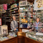 Ana y Fernanda, ayer, en la Papelería Salazar, tras anunciar su cierre