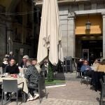 Turistas, en su mayoría franceses,disfrutan del sol en la Plaza Mayor de Madrid a finales de febrero