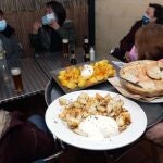 La hostelería de Castilla y León ha abierto hoy viernes sus terrazas hasta las 22 horas tras las nuevas medidas decretadas por la Junta de Castilla y León para evitar el contagio de Covid-19. EFE/Nacho Gallego
