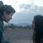 Frances McDormand (izquierda) y Chloé Zhao, protagonista y directora de "Nomadland", respectivamente, charlan durante el rodaje de la Mejor Película del año según los Globos de Oro. El filme tiene previsto su estreno este mismo mes de marzo en España. FOTO: Searchlight Pictures via AP