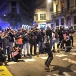 Medio centenar de fotógrafos retratan a un solitario "defensor de la libertad de expresión" en Barcelona