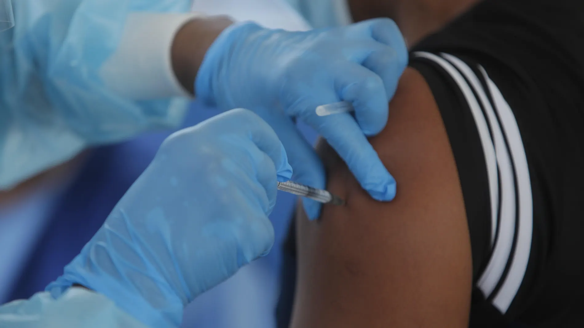 AME8353. CIUDAD DE PANAMÁ (PANAMÁ), 26/02/2021.- Una persona recibe una dosis de la vacuna Pfizer contra la covid-19 hoy, en una jornada para mayores de 60 años, personas con discapacidad y personal de aseo en el distrito de San miguelito en el barrio Torrijos Carter en Ciudad de Panamá (Panamá). EFE/Carlos Lemos