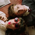 Eddie (Fionn O’Shea) y Amber (Lola Petticrew) protagonizan "Dating Amber"