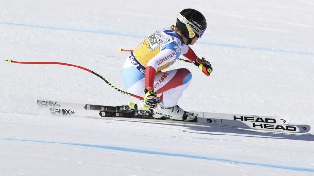 La suiza Lara Gut-Behrami baja a toda velocidad por la pista durante el descenso de la Copa del Mundo de esquí alpino femenino, en Val di Fassa, Italia. (AP Photo/Alessandro Trovati)