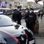 Policías italianos patrullan el canal Naviglio Grande, en Milán, el mes pasado