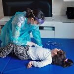 Lara, que tuvo que esperar cinco años hasta recibir el diagnóstico de la enfermedad rara que padece, recibe terapia en casa para minimizar los síntomas de su enfermedad