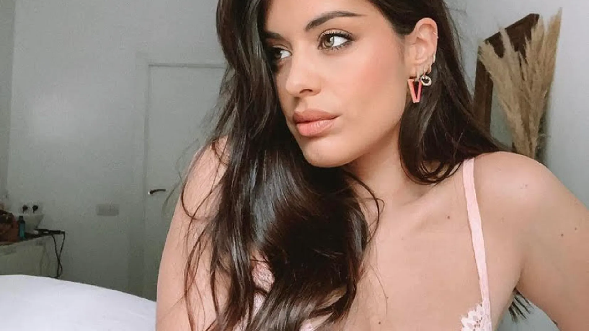 Dulceida con el sujetador para chicas con mucho pecho.