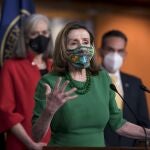 La portavoz de la Cámara de Reprensentantes, Nancy Pelosi, habla con los medios antes de que se aprobase el paquete de estímulo