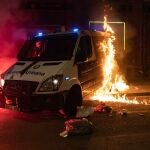 Queman una furgoneta de la Guardia Urbana de Barcelona durante la manifestación de Barcelona en apoyo a Pablo Hasel
