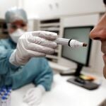 Un sanitario realiza una pueba funcional de olfatimetría a un paciente con anosmia tras padecer covid, en la Clinica Universidad de Navarra, a 27 de febrero de 2021