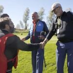 El periodista deportivo José Manuel Cortizas, (i) saluda a Edorta(d) padre del jugador del golf Jon Rahm. Cortizas ha fallecido este sábado a los 58 años a causa de la Covid-19