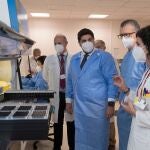 Fernando López Miras en la visita de las instalaciones del laboratorio de microbiología del Hospital Clínico Universitario Virgen de la Arrixaca