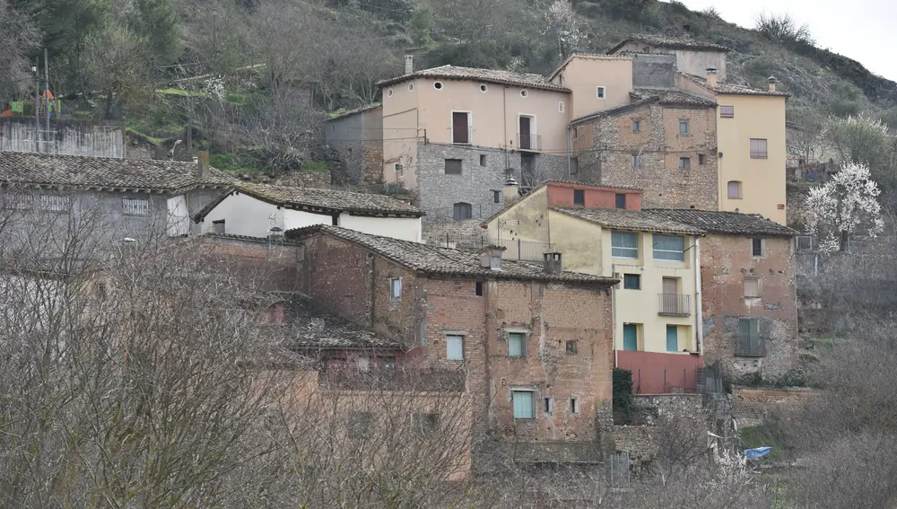 Vista general del municipio de Olvena en Huesca, Aragón (España), a 25 de febrero de 2021. Olvena es uno de los 14 pueblos de la comarca de Ribagorza en el Pirineo aragonés que han estado libres de sufrir Covid-19 desde el inicio de la pandemia. Su ubicación, entre montañas, y la baja densidad de población de cada una -tan solo cuatro de estas localidades superan los 100 habitantes y solo una, Santa María de Dulcis, posee más de 200- han hecho que ninguno de sus vecinos contrajera coronavirus en un período de un año./ Europa Press