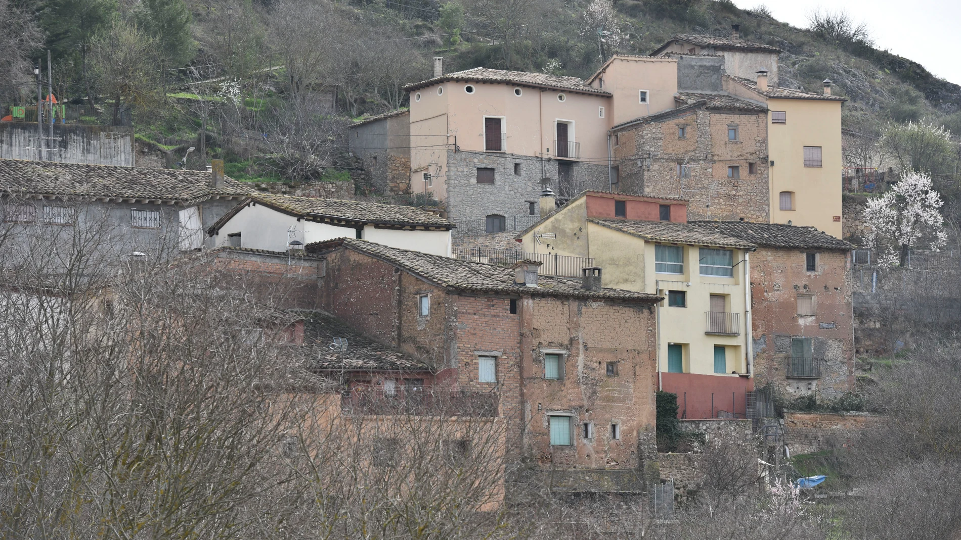 Vista general del municipio de Olvena en Huesca, Aragón (España), a 25 de febrero de 2021. Olvena es uno de los 14 pueblos de la comarca de Ribagorza en el Pirineo aragonés que han estado libres de sufrir Covid-19 desde el inicio de la pandemia. Su ubicación, entre montañas, y la baja densidad de población de cada una -tan solo cuatro de estas localidades superan los 100 habitantes y solo una, Santa María de Dulcis, posee más de 200- han hecho que ninguno de sus vecinos contrajera coronavirus en un período de un año./ Europa Press