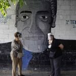 Miembros de las Juntas Receptoras de votos, la mayoría personas mayores de edad, tuvieron que esperar más de una hora en las afueras del centro de votación instalado en el Complejo Educativo Concha Viuda de Escalón, hoy en San Salvador