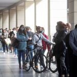 Varios clientes esperan para entrar en un establecimiento del Centro Comercial La Maquinista este lunes cuando Cataluña afronta la reapertura de los centros comerciales