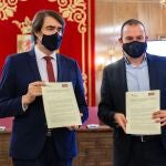 JL Leal / ICAL . El consejero de Fomento y Medio Ambiente, Juan Carlos Suárez-Quiñones, y el presidente de la Diputación de Zamora, Francisco José Requejo, firman el convenio de adhesión al programa Rehabitare para el alquiler de viviendas en el medio rural.
