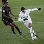 Varane e Isak en el Real Madrid-Real Sociedad de LaLiga