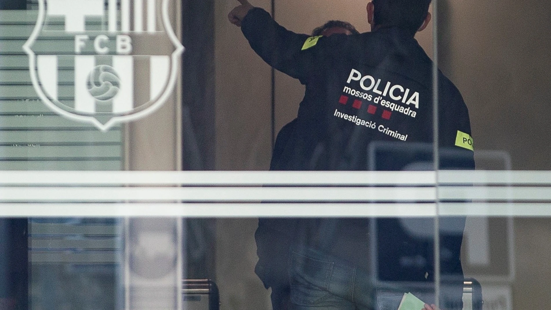 Agentes del Área Central de Delitos Económicos de los Mossos d'Esquadra durante el registro de las oficinas del Fútbol Club Barcelona