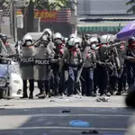 La policía antidisturbios dispersa a los manifestantes durante una protesta contra el golpe tras la represión militar en Yangon, hoy