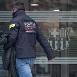 Agentes del Área Central de Delitos Económicos de los Mossos d'Esquadra en las oficinas del Fútbol Club Barcelona