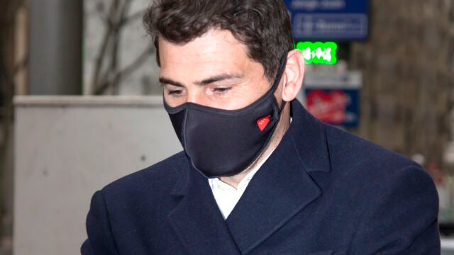 Iker Casillas sale de un restaurante, cabizbajo, en Madrid Jose Velasco / Europa Press01/03/2021