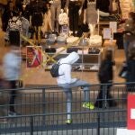 Varios clientes en el Centro Comercial La Maquinista este lunes cuando Cataluña afronta la reapertura de los centros comerciales y de tiendas de superficie superior a los 400 metros cuadrados, aunque con restricciones