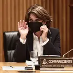 La fiscal general del Estado, Dolores Delgado, saluda a su llegada a una comisión de Justicia celebrada en el Congreso de los Diputados