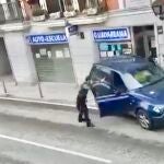 Momento en que los guardias civiles intentan que el delincuente baje del vehículo que acaba de empotrar contra la autoescuela