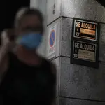 Carteles inmobiliarios de alquiler y venta de viviendas