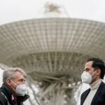 El vicepresidente de la Comunidad de Madrid, Ignacio Aguado, charla con el director de la estación espacial de la NASA-Madrid, Moisés Manuel Fernández Álvaro.