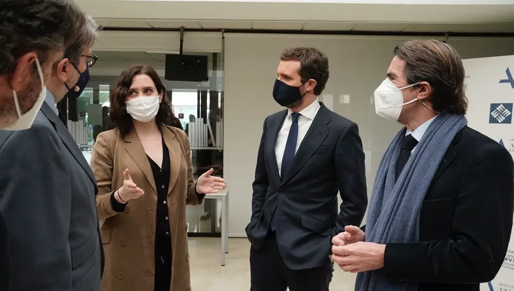 La presidenta de la Comunidad de Madrid, Isabel Díaz Ayuso junto a Pablo Casado y José María Aznar