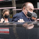 Fernando Fernández Tapias entra en su coche tras la sesión del juicio.