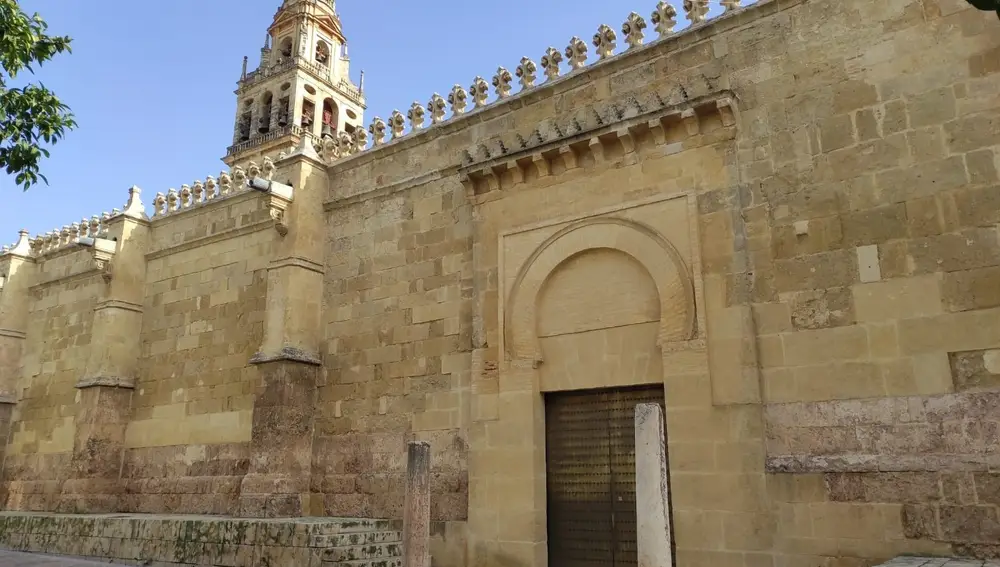 Una de las puertas de acceso a la Mezquita de Córdoba. EUROPA PRESS