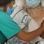 Médico con paciente en el Hospital Infanta Sofía de Córdoba