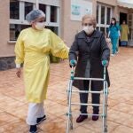 SAN PEDRO DEL PINATAR 02/03/2021.- Una ciudadora ayuda a salir al jardín a una mujer residente en la residencia de personas mayores de Mensajeros de la Paz de San Pedro del Pinatar este martes