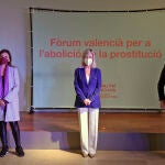 La consellera de Justicia, Gabriela Bravo, en el medio, junto a Carmen Hurtado, portavoz del Front Abolicionista y la actriz y directora Mabel Lozano