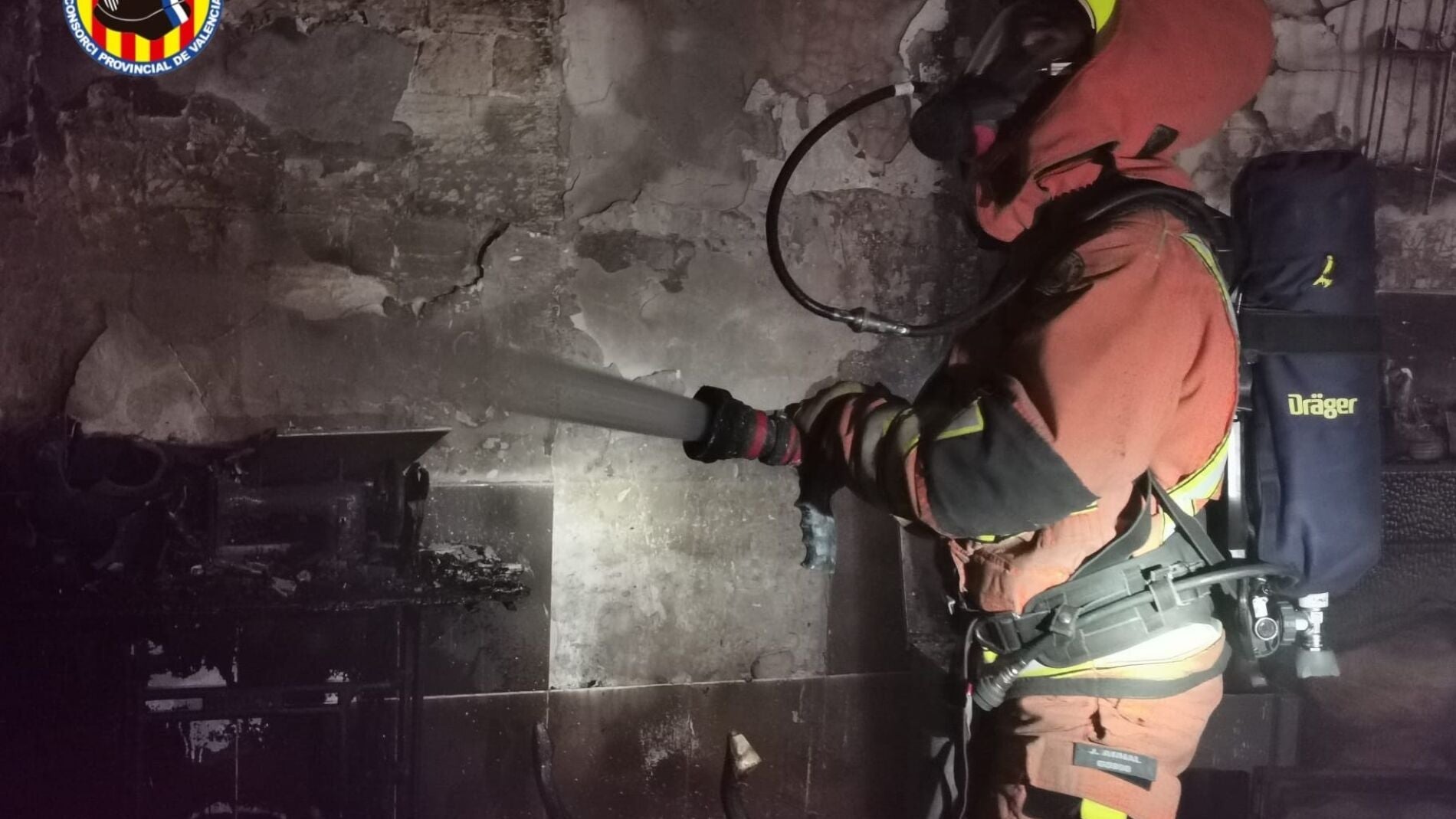 Bomberos trabajando en la extinción del incendio (Imagen de archivo)