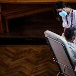 Vacunación de un enfermo de fibrosis quística en Roma (Italia), el pasado mes de marzo