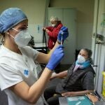 Una enfermera se dispone a inyectar la primera dosis de la vacuna de Pfizer a una persona perteneciente al grupo de vacunación de mayores de 80 años en el CAP d'Horta de Barcelona.