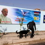 Un policía iraquí utiliza un perro para rastear la calle frente a la iglesia católica St. Joseph Chaldean en el distrito de Karada de Bagdad