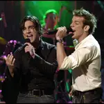 LOS CANTANTES DAVID BUSTAMANTE Y ALEX CASADEMUNT DURANTE EL PROGRAMA " OPERACION TRIUNFO " CON MOTIVO DEL FESTIVAL DE EUROVISION 2003BCN/©KORPA24/05/03BARCELONA