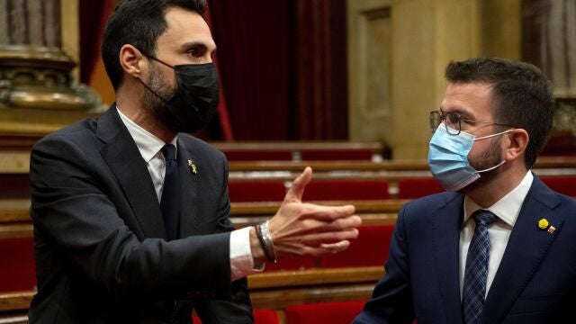 El presidente del Parlament, Roger Torrent, junto a Pere Aragonès esta mañana en la cámara