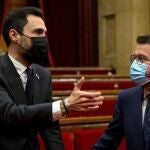 El presidente del Parlament, Roger Torrent, junto a Pere Aragonès esta mañana en la cámara
