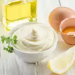 Imagen de una salsa mayonesa junto a sus ingredientes