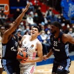 Deck choca con Will Thomas en presencia de Alex Poythress