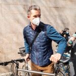 GRAF8249. VITORIA, 04/03/2021.- Iñaki Urdangarín, que cumple condena de 5 años y 10 meses por el caso Nóos, a su salida este jueves del despacho de abogados de Vitoria en el que trabajará como consultor durante el día. Después de su jornada laboral, deberá pernoctar en la prisión alavesa, la más moderna de toda la comunidad autónoma, que cuenta con módulos abiertos para los presos en tercer grado. EFE/David Aguilar